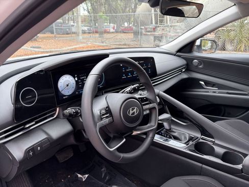 Used 2025 Hyundai Elantra SEL image 32