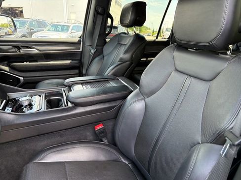 Used 2024 Jeep Wagoneer Series III AWD/4WD image 17