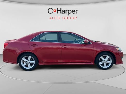 Used 2014 Toyota Camry SE w/ Moonroof Package FWD image 2