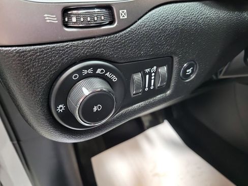 Used 2019 Jeep Cherokee Limited image 35