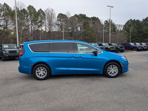 New 2026 Chrysler Pacifica Select image 4
