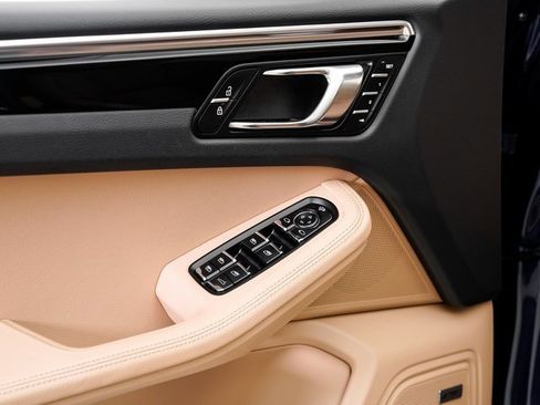 Used 2025 Porsche Macan image 8