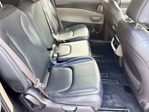 Used 2025 Kia Carnival FWD image 29