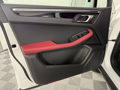 Certified 2026 Porsche Macan AWD/4WD image 14
