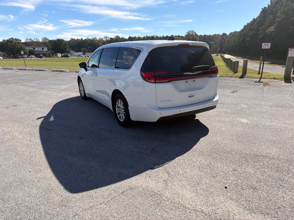 Used 2025 Chrysler Pacifica Select FWD image 5