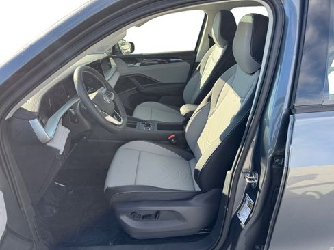 New 2025 Volkswagen Tiguan SE image 2