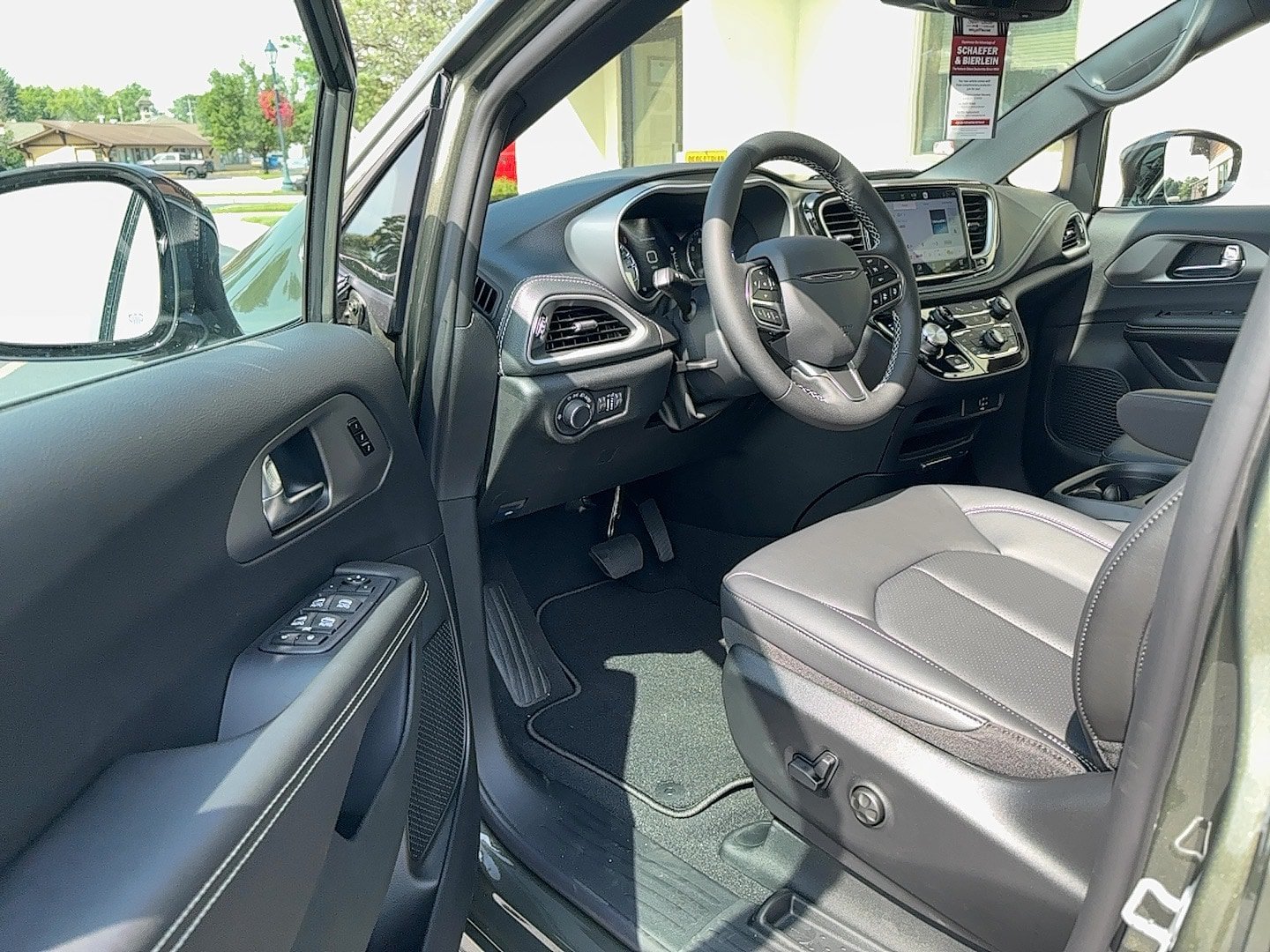 New 2027 Chrysler Pacifica Select AWD/4WD image 22