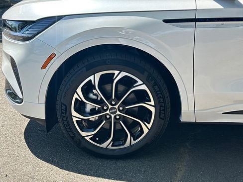 New 2026 Lincoln Nautilus Reserve AWD/4WD image 12