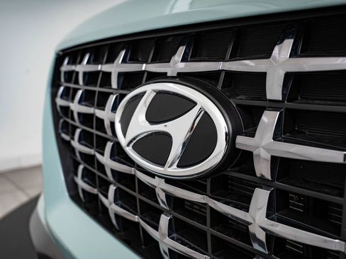 Used 2025 Hyundai Venue SEL FWD image 3