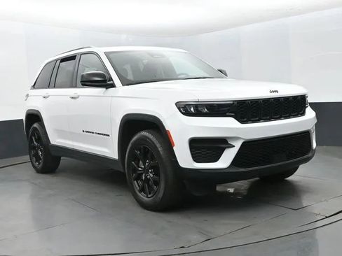 Used 2024 Jeep Grand Cherokee Altitude AWD/4WD image 2