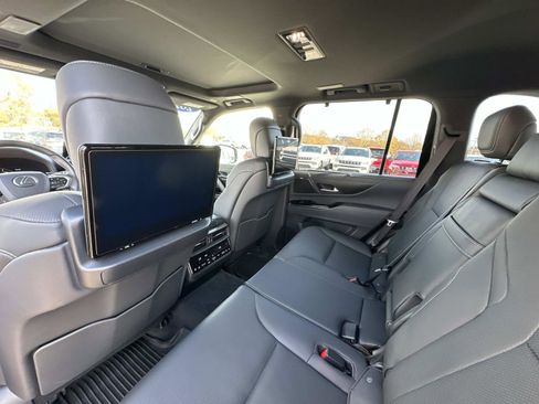 Used 2024 Lexus LX 600 4WD w/ Luxury Package image 19
