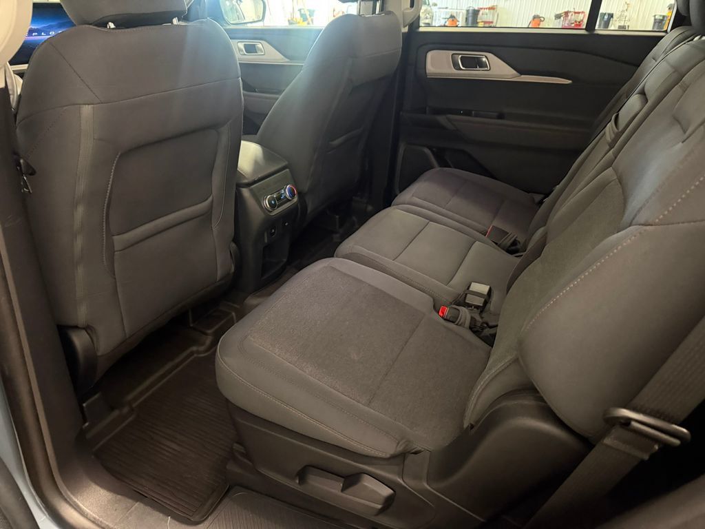 Used 2025 Ford Explorer Active AWD/4WD image 22