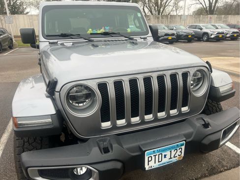 Used 2018 Jeep Wrangler Unlimited Sahara AWD/4WD image 2