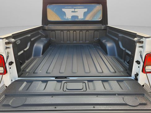 Used 2021 Jeep Gladiator Sport image 9