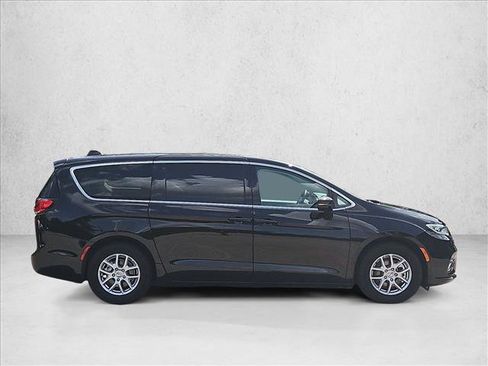 Used 2024 Chrysler Pacifica Touring-L FWD image 4