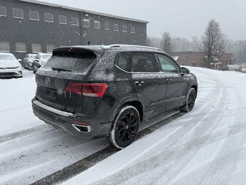 Used 2023 Volkswagen Taos SE w/ Panoramic Sunroof Package image 6