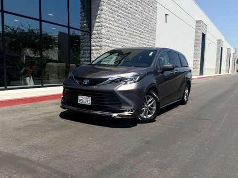 Used 2022 Toyota Sienna XLE FWD image 1
