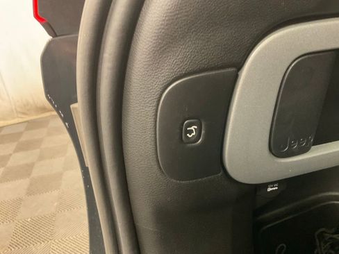 Used 2016 Jeep Cherokee Trailhawk w/ Comfort/Convenience Group AWD/4WD image 25