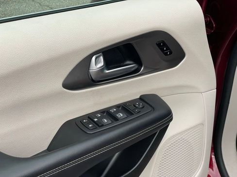 Used 2023 Chrysler Pacifica Touring-L image 16