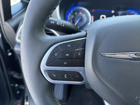 Used 2025 Chrysler Pacifica Select FWD image 34