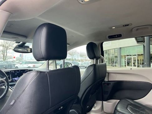 Used 2021 Chrysler Pacifica Touring-L image 13