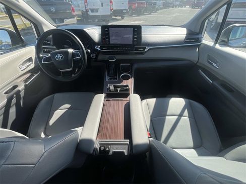 Used 2024 Toyota Sienna XLE image 19