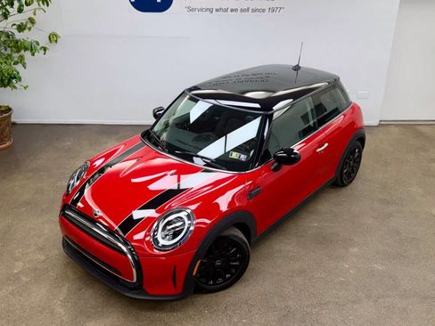 Used 2022 MINI Cooper 2-Door Hardtop w/ Premium Package image 22