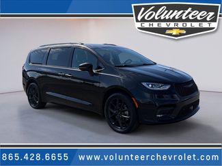 Used 2023 Chrysler Pacifica Limited w/ Uconnect Theater Family Group video 1