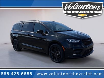 Used 2023 Chrysler Pacifica Limited w/ Uconnect Theater Family Group