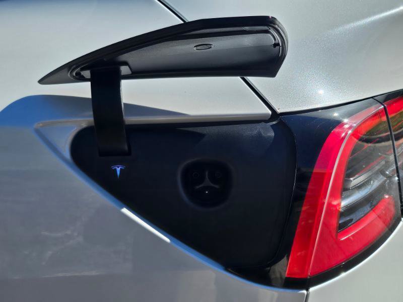 Used 2023 Tesla Model Y AWD image 31