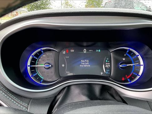 Used 2018 Chrysler Pacifica Limited w/ Advanced Safetytec Group FWD image 20