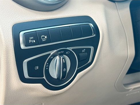 Used 2018 Mercedes-Benz GLC 300 4MATIC w/ Multimedia Package image 11