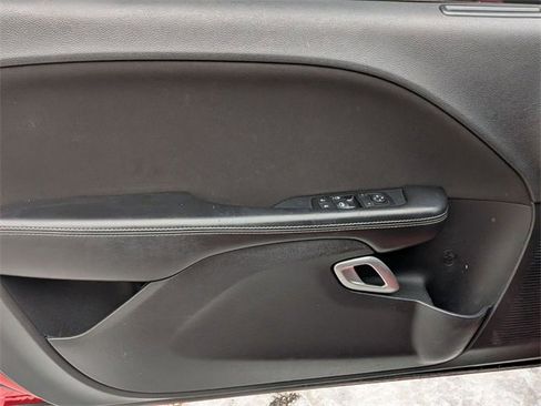 Used 2015 Dodge Challenger SXT image 12