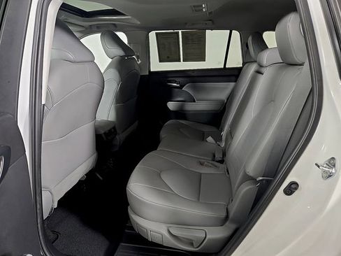 Used 2023 Toyota Highlander XLE image 11