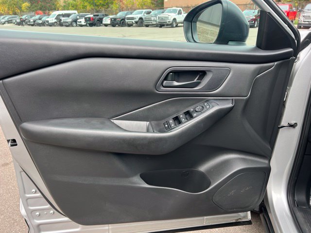 Used 2024 Nissan Rogue S AWD/4WD image 18