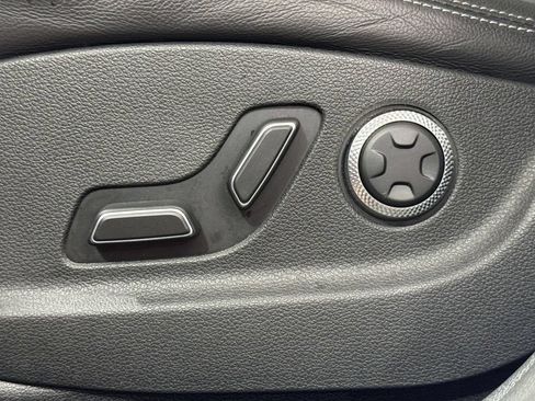 Used 2025 Genesis GV70 2.5T AWD/4WD image 13