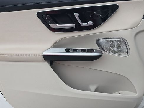 Used 2023 Mercedes-Benz GLC 300 4MATIC image 11