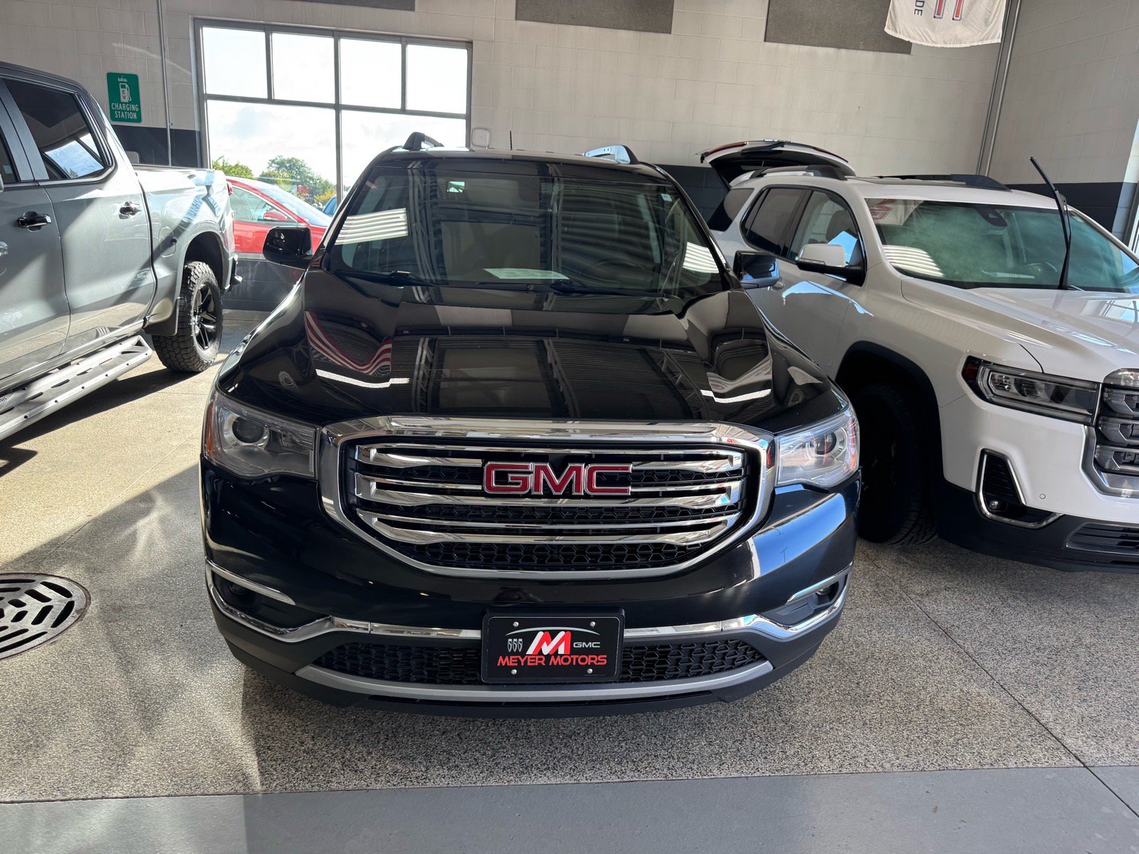 Used 2019 GMC Acadia SLT AWD/4WD image 2