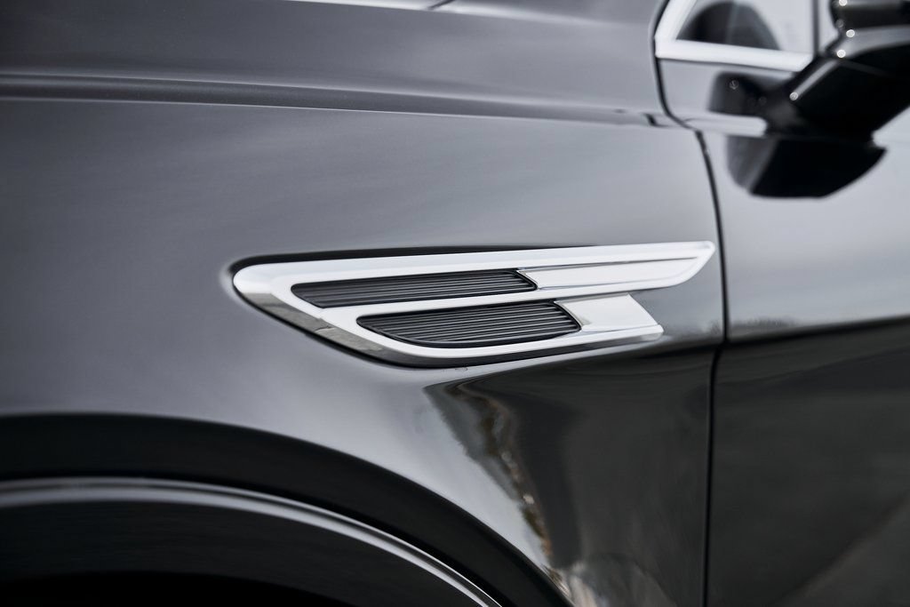 Used 2023 Bentley Bentayga Extended Wheelbase AWD/4WD image 9