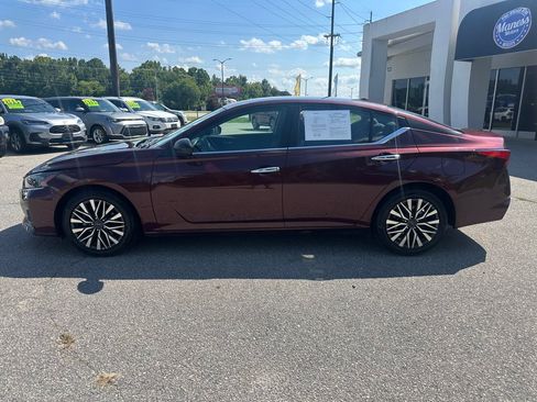 Used 2025 Nissan Altima 2.5 SV FWD image 2