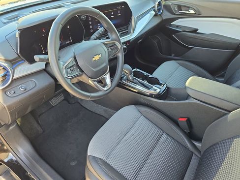 Used 2025 Chevrolet Trax LT w/ LT Convenience Package image 16