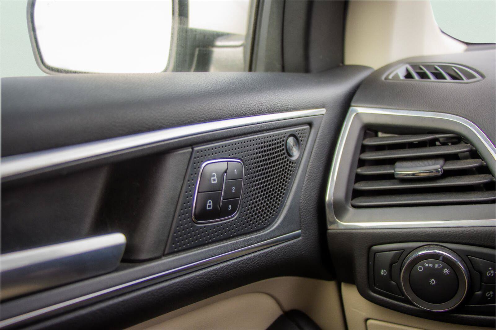 Used 2022 Ford Edge Titanium AWD/4WD image 19