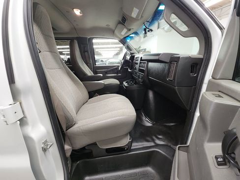 Used 2018 GMC Savana 3500 LT w/ LT Preferred Equipment Group image 21