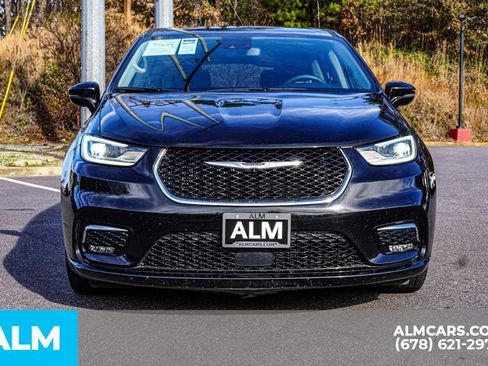 Used 2024 Chrysler Pacifica Select image 9