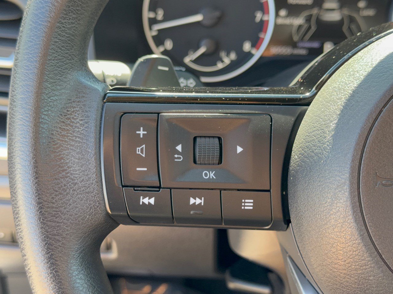 Used 2023 Nissan Rogue SV FWD image 18