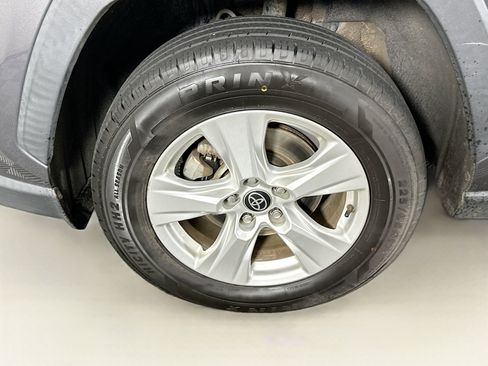 Used 2021 Toyota RAV4 XLE AWD/4WD image 11