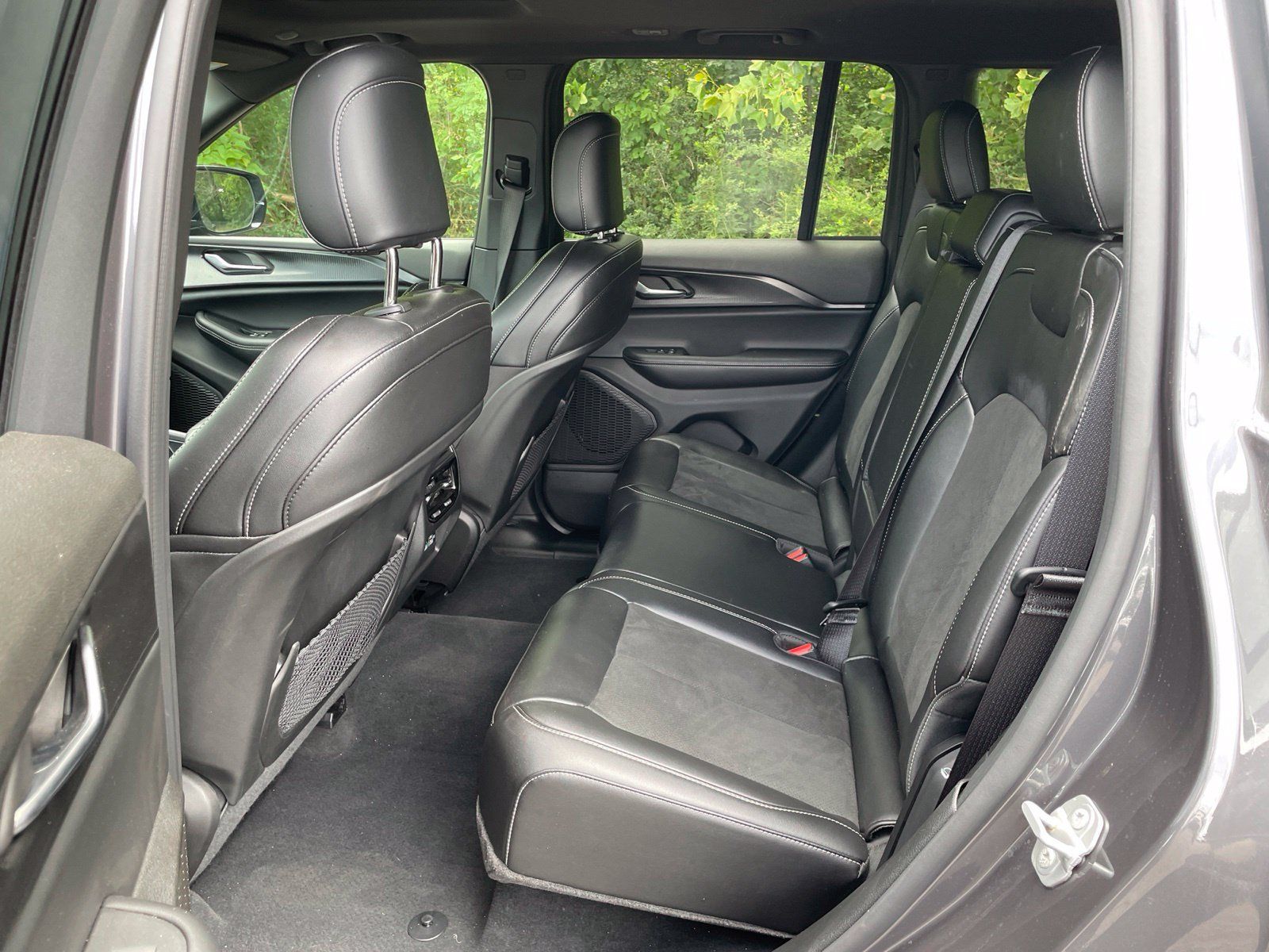 Used 2025 Jeep Grand Cherokee Altitude RWD image 30