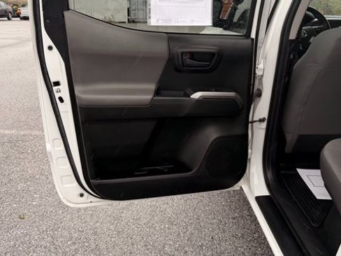 Used 2018 Toyota Tacoma SR5 image 32