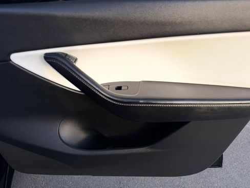 Used 2022 Tesla Model Y Long Range AWD/4WD image 24