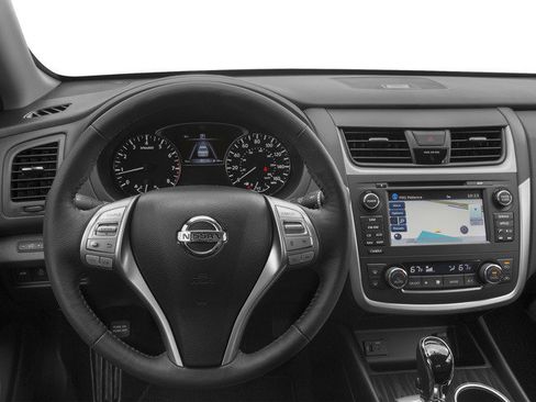 Used 2017 Nissan Altima 2.5 SL w/ Moonroof Package FWD image 10